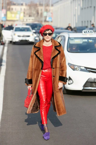 Milan-14 stycznia: Eleonora Carisi z czerwonymi spodniami i brązowym — Zdjęcie stockowe