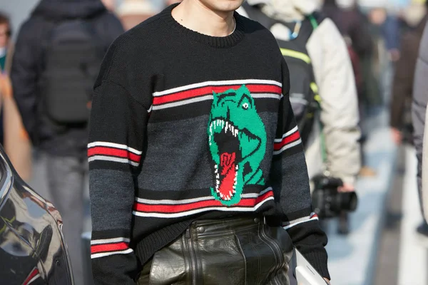 Milan-styczeń 14: Man z Saint Laurent T-Rex sweter przed — Zdjęcie stockowe