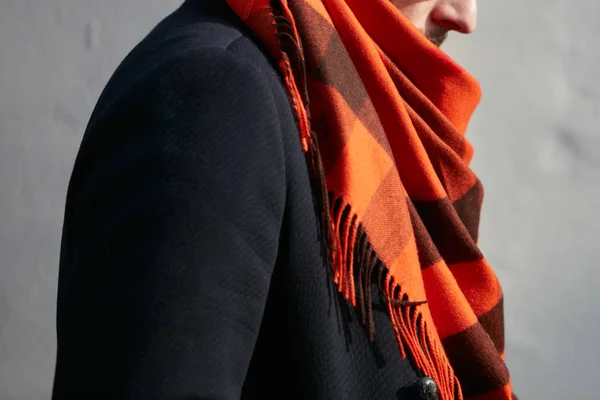 МИЛАН - 14 ЯНВАРЯ: Мужчина в оранжевом шарфе и черной куртке — стоковое фото