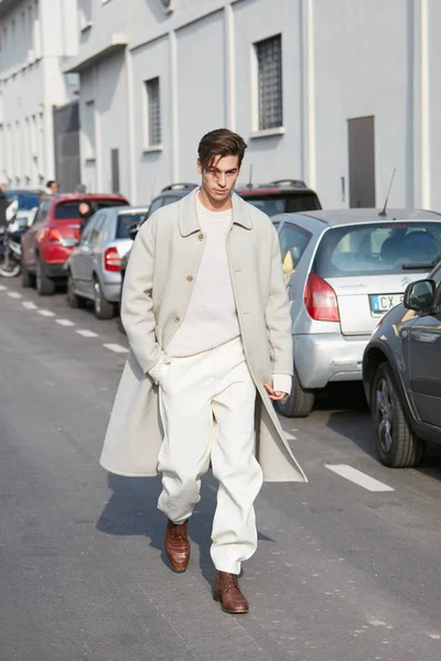 MILANO - 14 GENNAIO: Cammino uomo con trench e pantaloni bianchi — Foto Stock