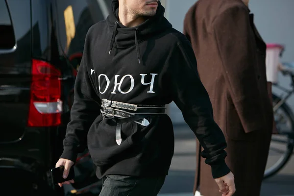 Milaan-14 januari: man met zwarte hoodie en riemen voor Dsqua — Stockfoto