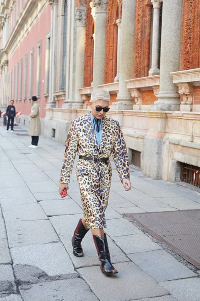 Milano - 14 Ocak: Leopar ceketli ve siyah çizmeli adam walkin — Stok fotoğraf