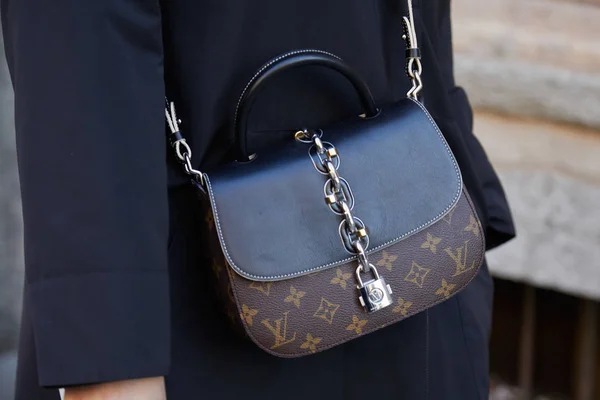 МИЛАН - 14 ЯНВАРЯ: Женщина с сумкой Louis Vuitton перед MSGM fas — стоковое фото
