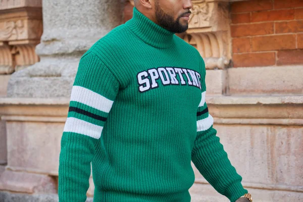 ミラノ - 1月14日:Msgの前に緑のタートルネックセーターを着た男 — ストック写真