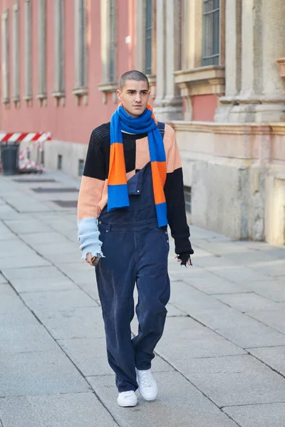 MILAN - JANUARY 14: Man with blue and orange striped scarf and b — Stock Photo, Image