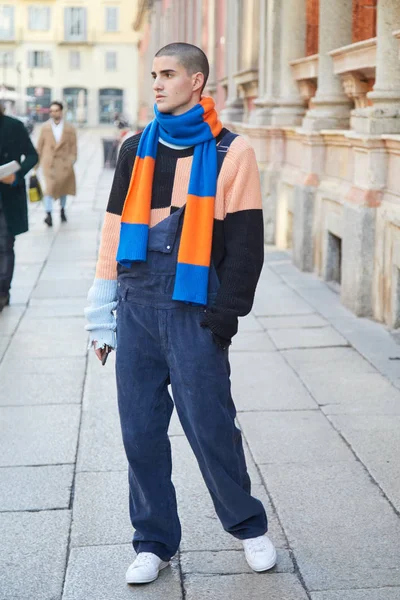 MILÁN - 14 DE ENERO: Hombre con bufanda a rayas azul y naranja y b — Foto de Stock