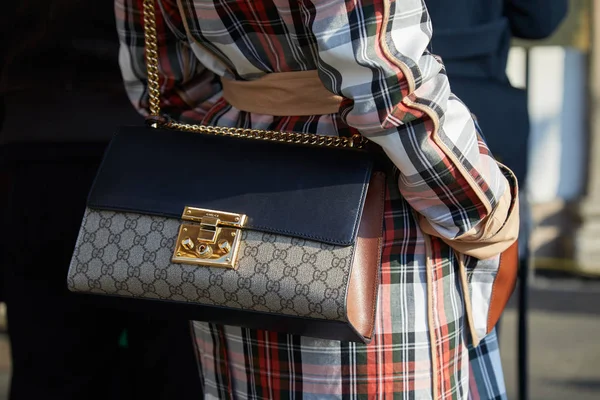 MILÁN - 14 DE ENERO: Mujer con bolsa Gucci con cadena dorada y c — Foto de Stock