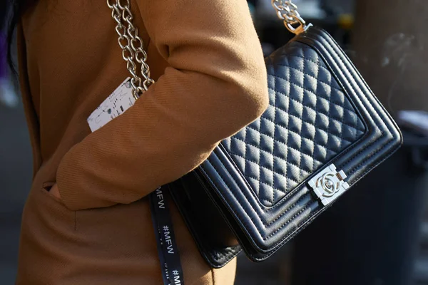 MILÁN - 14 DE ENERO: Mujer con bolso de cuero Chanel negro con sil — Foto de Stock