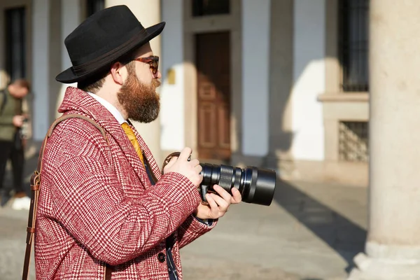 MILAN - 14 JANVIER : Photographe avec manteau rouge et chapeau noir bef — Photo