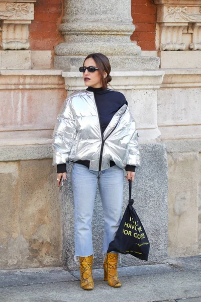 [MILAN JANUARY 14:] Wanita dengan jaket perak dan logam berlapis — Stok Foto