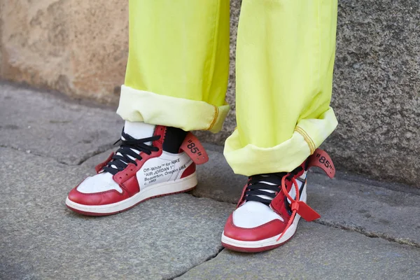Milano - 14 Ocak: Beyaz ve kırmızı Nike Air Jordan ile adam gizlice — Stok fotoğraf