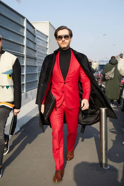 MILÁN - 14 DE ENERO: Hombre con chaqueta y pantalones rojos y c negro —  Fotos de Stock