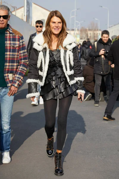 Anna dello Russo andando antes de Dsquared 2 desfile de moda, Milan Fashion Week street style em janeiro 14, 2018 em Milão . — Fotografia de Stock