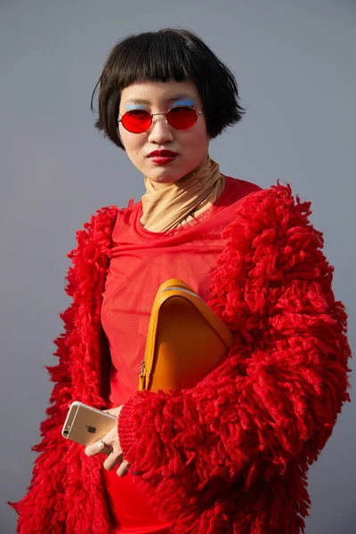 Woman with red dress, glasses and orange bag before Dsquare 2 fashion show, Milan Fashion Week street style στις 14 Ιανουαρίου 2018 στο Μιλάνο. — Φωτογραφία Αρχείου