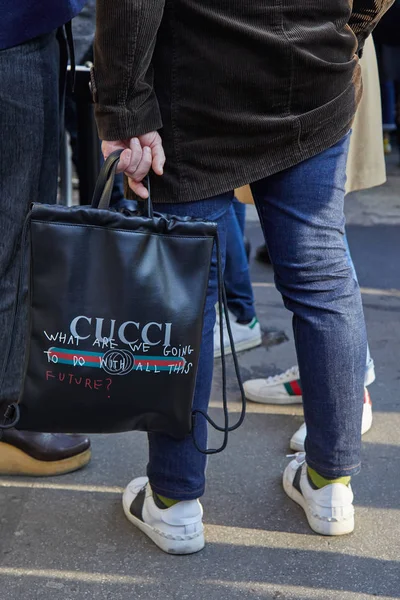 Człowiek z czarnej skóry Gucci torba Tote i niebieskie dżinsy przed DAKS pokaz mody, Milan Fashion Week Street Style 14 stycznia 2018 w Mediolanie. — Zdjęcie stockowe