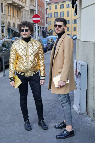 Men with golden bomber jacket and beige coat before Daks fashion show, Milan Fashion Week street style on January 14, 2018 in Milan. — Stock Photo, Image