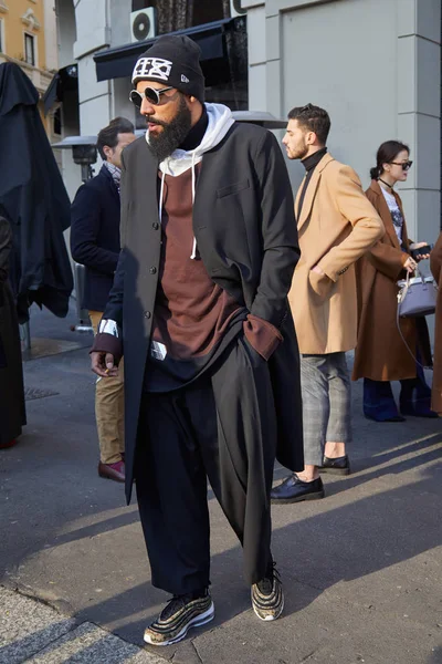 Hombre con abrigo negro y pantalones antes del desfile de moda Daks, Milan Fashion Week street style on enero 14, 2018 in Milan . — Foto de Stock