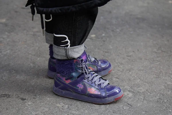 Mujer con zapatos Nike púrpura con piel antes del desfile de moda Daks, Milan Fashion Week street style on enero 14, 2018 in Milan . — Foto de Stock