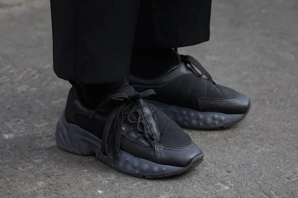 Hombre con zapatillas y pantalones negros antes del desfile de moda Daks, Milan Fashion Week street style on enero 14, 2018 in Milan . —  Fotos de Stock