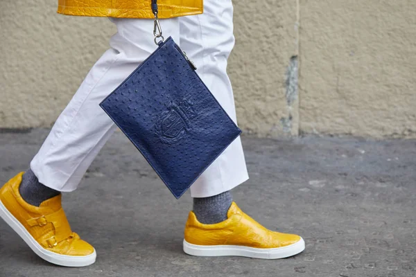 Homem com sapatos de couro amarelo andando e saco de couro de avestruz azul antes do desfile de moda Daks, estilo de rua Milan Fashion Week em 14 de janeiro de 2018 em Milão . — Fotografia de Stock