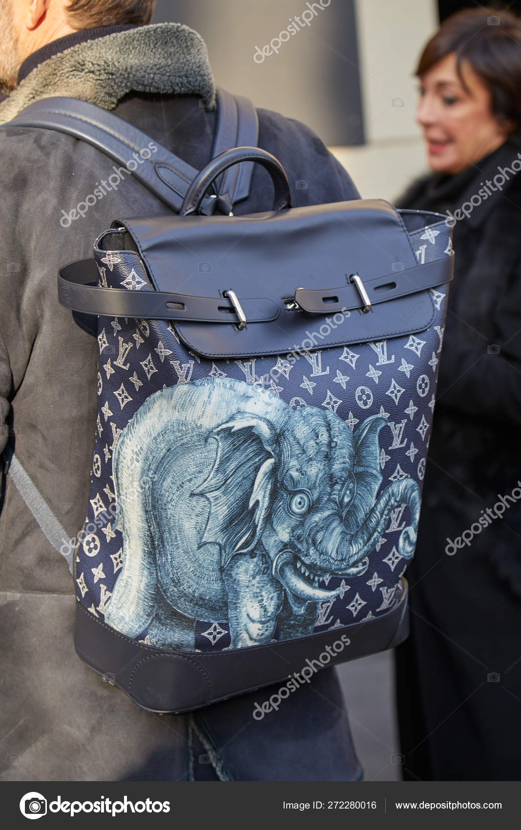 Muž s modrou kůží Louis Vuitton batoh se slonem před DAKS módní show,  milánský styl týdne v Miláně 14. ledna 2018 v Miláně. - Stock redakční Foto  © AndreaA. # 272280016