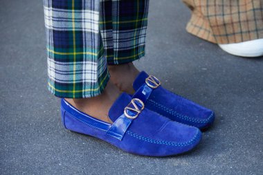 Daks defiles iã§in mavi Valentino loafers ile man, Ocak' ta Milano Moda Haftası sokak stili 14 Ocak 2018 Milano. 