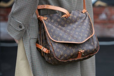 Pal Zileri defilesinden önce Louis Vuitton çantalı adam, Milano Moda Haftası sokak stili 15 Ocak 2018'de Milano'da.