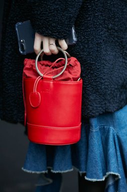 Pal Zileri moda defilesinden önce kırmızı Gazel çantalı ve mavi kürklü kadın, Milan Moda Haftası tarzı 15 Ocak 2018 'de Milano' da.