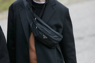 Pal Zileri defilesinden önce siyah Prada keseli adam, Milano Moda Haftası sokak stili 15 Ocak 2018'de Milano'da.