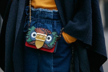 Giorgio Armani moda defilesinden önce renkli deri çantalı kadın. Milan Moda Haftası 15 Ocak 2018 'de Milano' da..