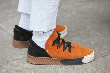 Giorgio Armani defilesinden önce kahverengi ve siyah süet spor ayakkabılı adam, Milano Moda Haftası sokak stili 15 Ocak 2018'de Milano'da.