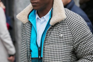 Giorgio Armani defilesinden önce siyah beyaz houndstooth ceketve mavi Nike sweatshirt ile adam, Ocak'ta Milano Moda Haftası sokak stili 15, 2018 Milano.