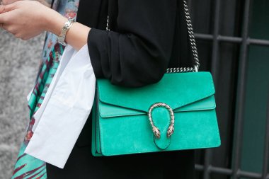 Giorgio Armani defilesinden önce turkuaz mavisi Gucci çantalı ve atkılı kadın, Milan Moda Haftası tarzı 15 Ocak 2018 'de Milano' da.