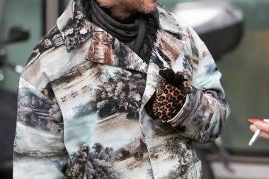 Giorgio Armani defilesinden önce peyzaj tasarımı olan paltolu adam, Milano Moda Haftası sokak stili 15 Ocak 2018'de Milano'da.