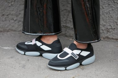 Giorgio Armani defilesinden önceki kadın, Milan Moda Haftası tarzı 15 Ocak 2018 'de Milano' da.