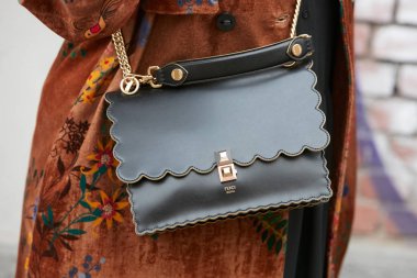 Fendi defilesinden önce altın zincirli siyah deri Fendi çantalı kadın, Milan Moda Haftası tarzı 15 Ocak 2018 'de Milano' da.