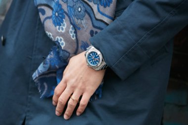 Fendi defilesi öncesi mavi ceketli Breitling li izle, Milano Moda Haftası sokak stili 15 Ocak 2018'de Milano'da.