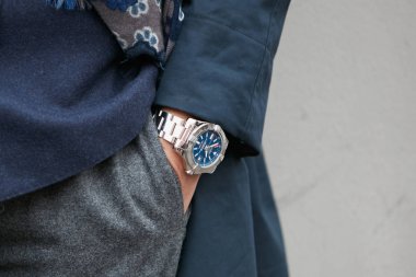 Fendi defilesi öncesi mavi ceketli Breitling li izle, Milano Moda Haftası sokak stili 15 Ocak 2018'de Milano'da.