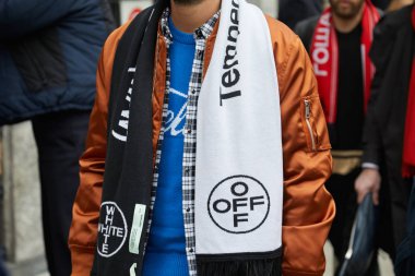 Giorgio Armani defilesi öncesi siyah beyaz Off White eşarp ve bronz saten bomber ceketli adam, Milano Moda Haftası sokak stili 15 Ocak 2018'de Milano'da.