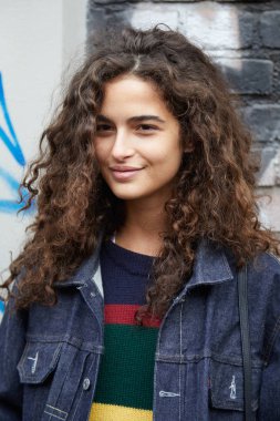 Fendi defilesinden önce top model Chiara Scelsi, Milano Moda Haftası sokak stili 15 Ocak 2018'de Milano'da.