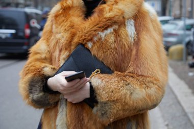 15 Ocak 2018 'de Milan' da, Fendi moda defilesinden önce akıllı telefona bakan kırmızı tilki kürklü kadın..