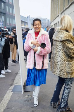 15 Ocak 2018 'de Milano Moda Haftası' nda gösteriden önce pembe ve beyaz çizgili kürklü ve mavi pileli etekli kadın..