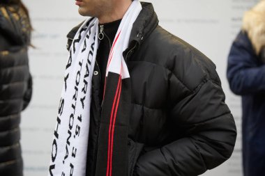 Temsil defilesinden önce siyah yastıklı ceketli, beyaz ve kırmızı fularlı adam, Milano Moda Haftası sokak stili 15 Ocak 2018'de Milano'da.