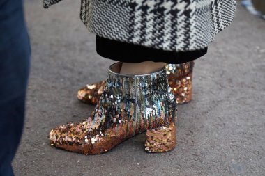 15 Ocak 2018 'de Milano moda defilesinden önce bronz ve gümüş renkli metalik pullu çizmeli kadın..