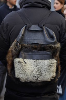Temsil defilesinden önce Paul Smith siyah deri ve kürk sırt çantası ile adam, Ocak'ta Milano Moda Haftası sokak stili 15, 2018 Milano.