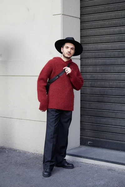 Daks defiles öncesi koyu kırmızı kazak ve siyah şapkalı adam, Milano Moda Haftası sokak stili 14 Ocak 2018'de Milano'da. — Stok fotoğraf