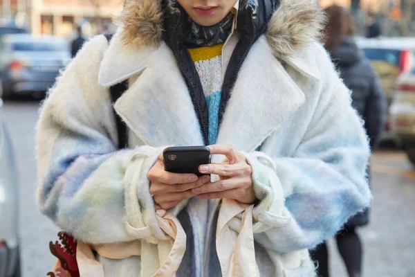 Man met zachte jas in wit en bleke blauwe kleuren op zoek naar de telefoon voor Daks fashion show, Milan Fashion week Street Style op januari 14, 2018 in Milaan. — Stockfoto