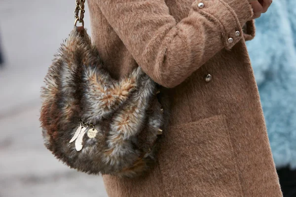 Woman with brown fur Patrizia Pepe bag before Pal Zileri fashion show, Milan Fashion Week street style on January 15, 2018 in Milan. — 스톡 사진