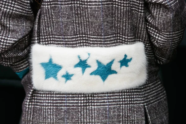 Woman with white fur belt with blue stars before Pal Zileri fashion show, Milan Fashion Week street style on January 15, 2018 in Milan. — 스톡 사진