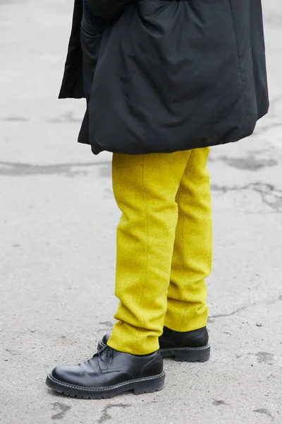 Man with yellow trousers and black jacket before Pal Zileri before fashion show, Milan Fashion Week street style on January 15, 2018 in Milan. — Stock Photo, Image